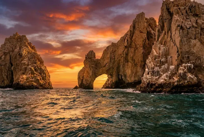 Atardeceres frente al Arco: Cómo planear la celebración perfecta en altamar